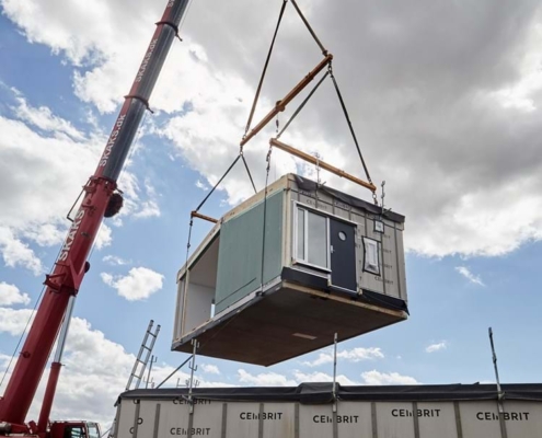 Modulmontage udført under klare procedurer og sikre arbejdsgange.