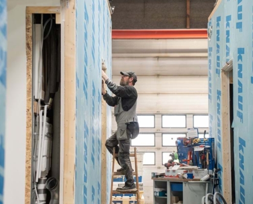 Arbejdet udføres i kontrollerede rammer, hvor struktur og sikkerhed er en del af den daglige praksis.